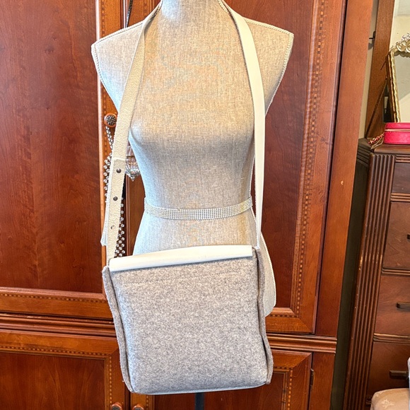 Stylish White and Gray Crossbody Bag - Picture 5 of 8